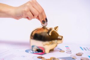 Cuando pensamos en el retiro, una de las preguntas más importantes es: ¿cuánto dinero recibiré cuando deje de trabajar? La respuesta está estrechamente ligada a un concepto clave dentro de la planeación financiera: la tasa de reemplazo.