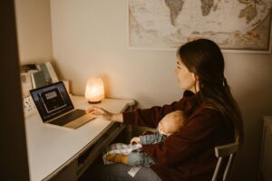 Las pausas laborales relacionadas con la maternidad suelen tener consecuencias directas en el ingreso, el ahorro y la planeación del retiro.