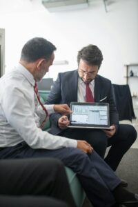 La asesoría financiera parece innecesaria porque, actualmente, es sencillo comparar productos financieros, invertir sin ayuda solo consultando alguna IA. Sin embargo, en la práctica, intentar resolver las finanzas en solitario suele implicar un costo oculto