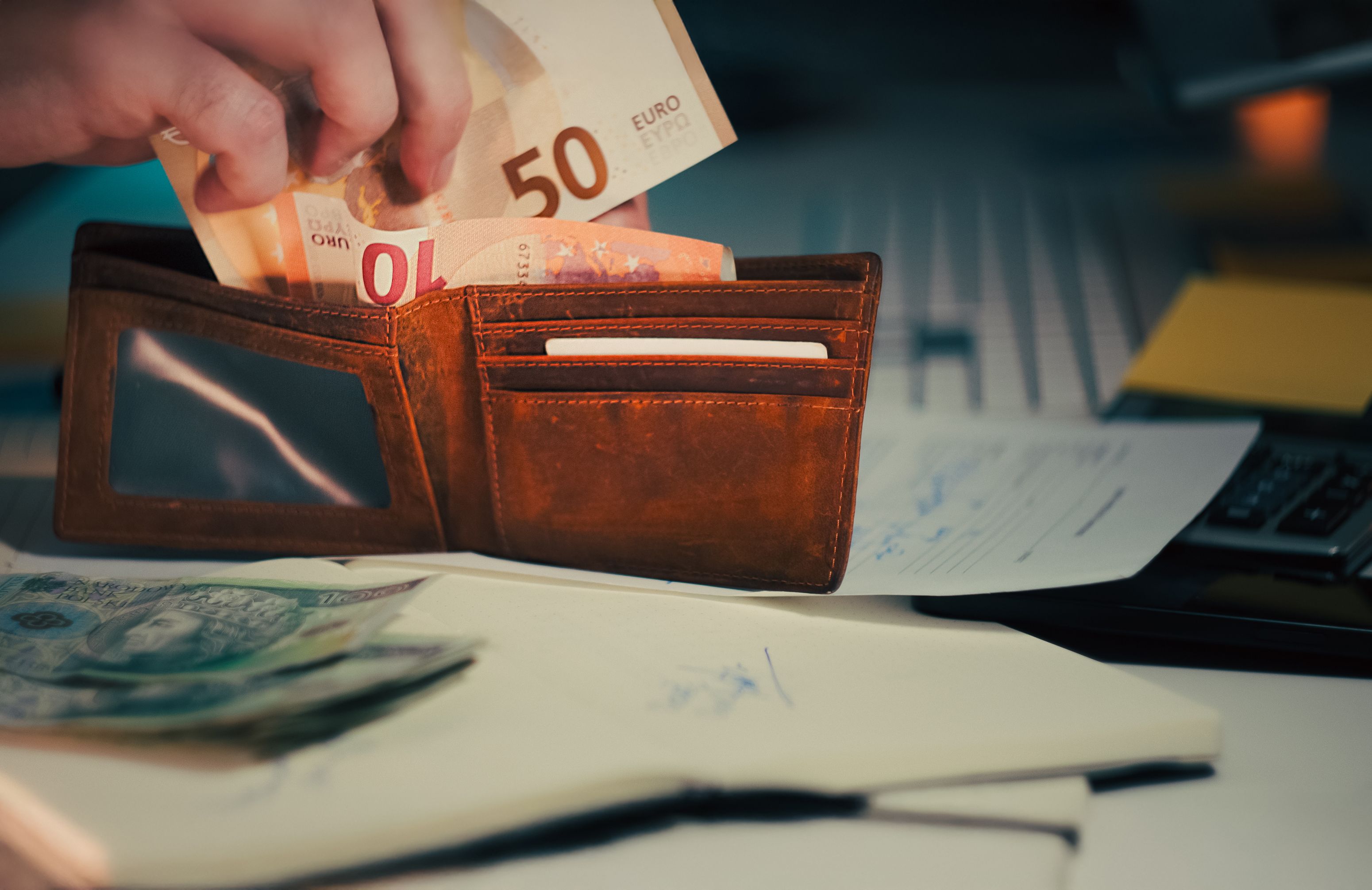¿Pagas deudas o ahorras primero? La respuesta no es la misma para todos. Descubre qué conviene según tu situación y cómo hacer que ambos trabajen juntos.