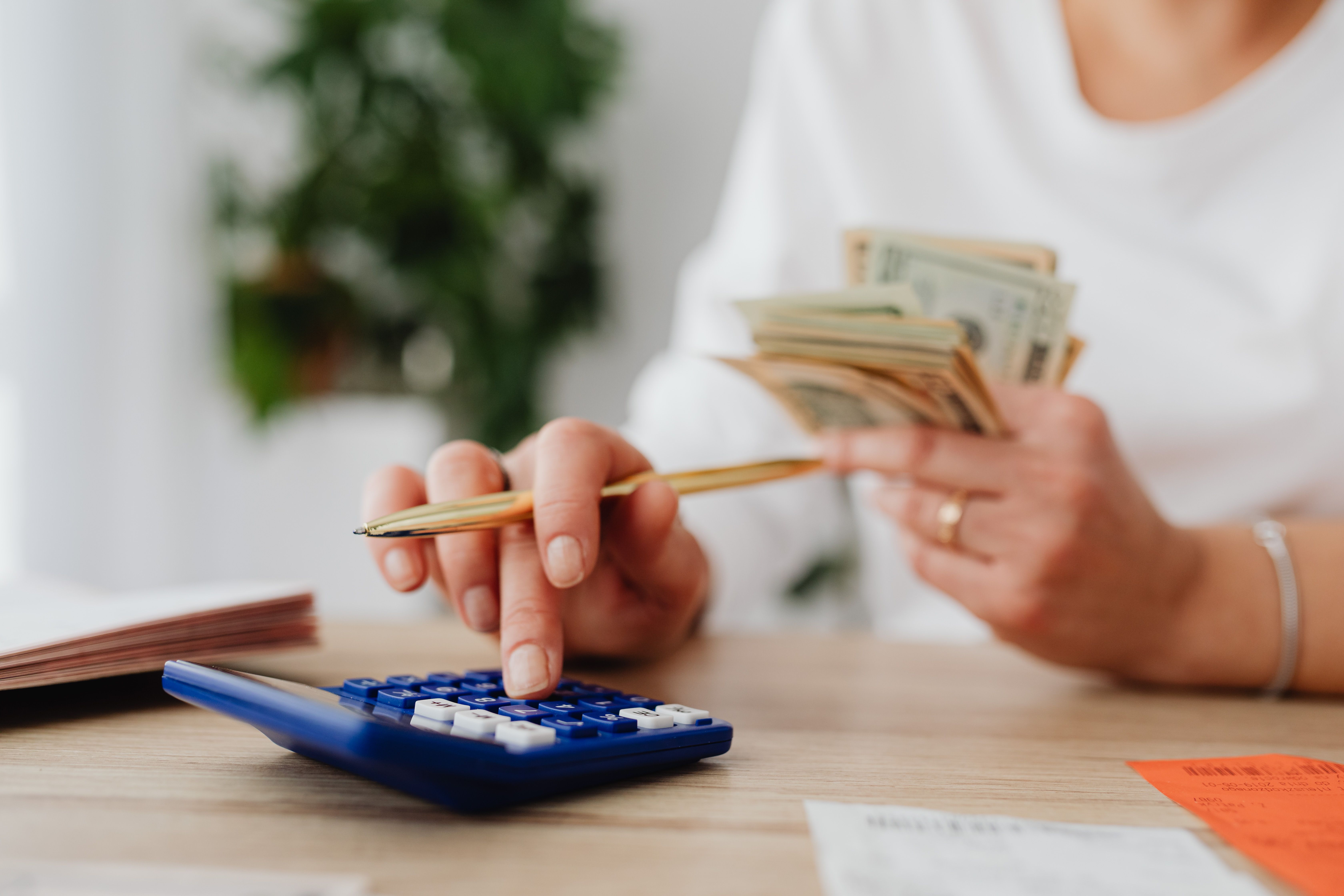 Aprende cómo construir un fondo de emergencia sin sacrificar tu dinero. Descubre estrategias prácticas para ahorrar con tranquilidad y proteger tus finanzas.